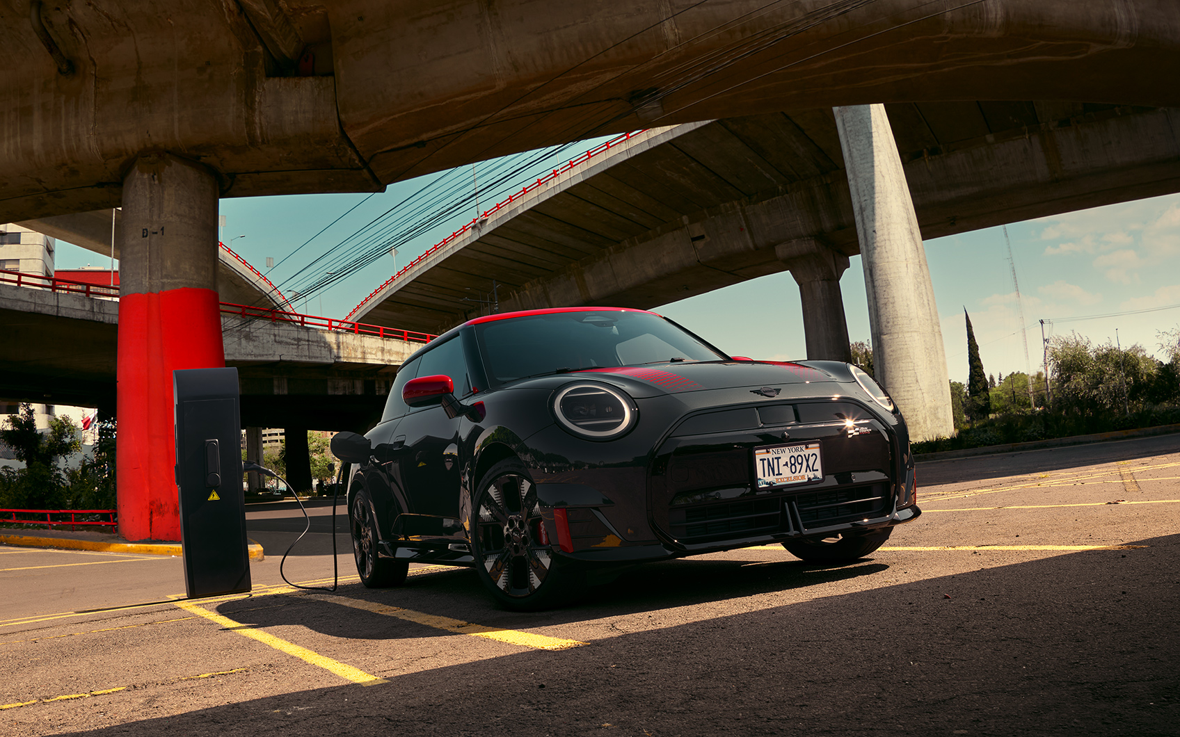 Cockpit des MINI John Cooper Works Electric mit JCW-spezifischem Lenkrad und rundem OLED Display