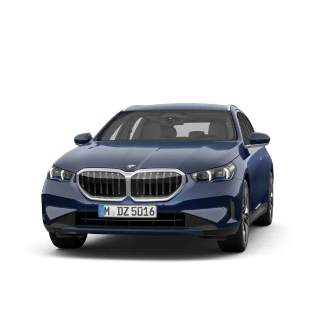 BMW 5er Touring in der Farbe Blau als Neuwagen in Frontansicht ohne Hintergrund