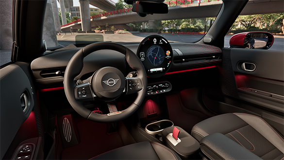Cockpit eines MINI John Cooper Work Cabrios mit roten Designelementen, JCW Sportsitzen, JCW Sportlenkrad und OLED Display