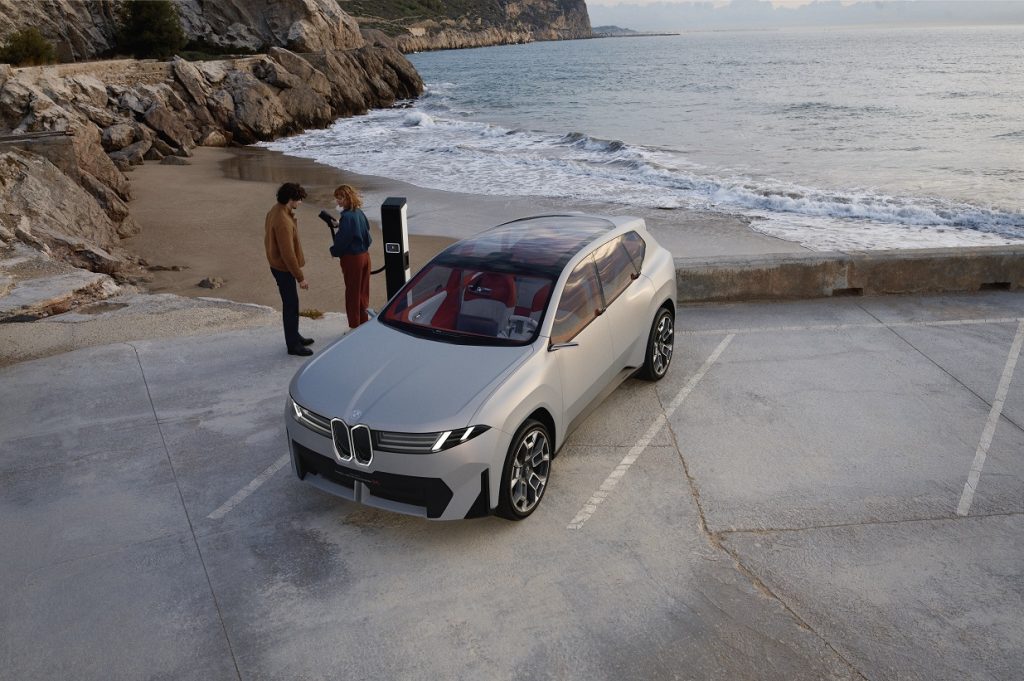 Mit der Einführung der NEUEN KLASSE beginnt für BMW ein neues Kapitel der Mobilität – geprägt von elektrischer Performance, digitaler Intelligenz und einem ganzheitlichen Designverständnis. Die neue Fahrzeuggeneration steht für wegweisende Technologien und nachhaltige Innovationen, die den Kern der Marke BMW neu definieren -  Vision wird zur Serie