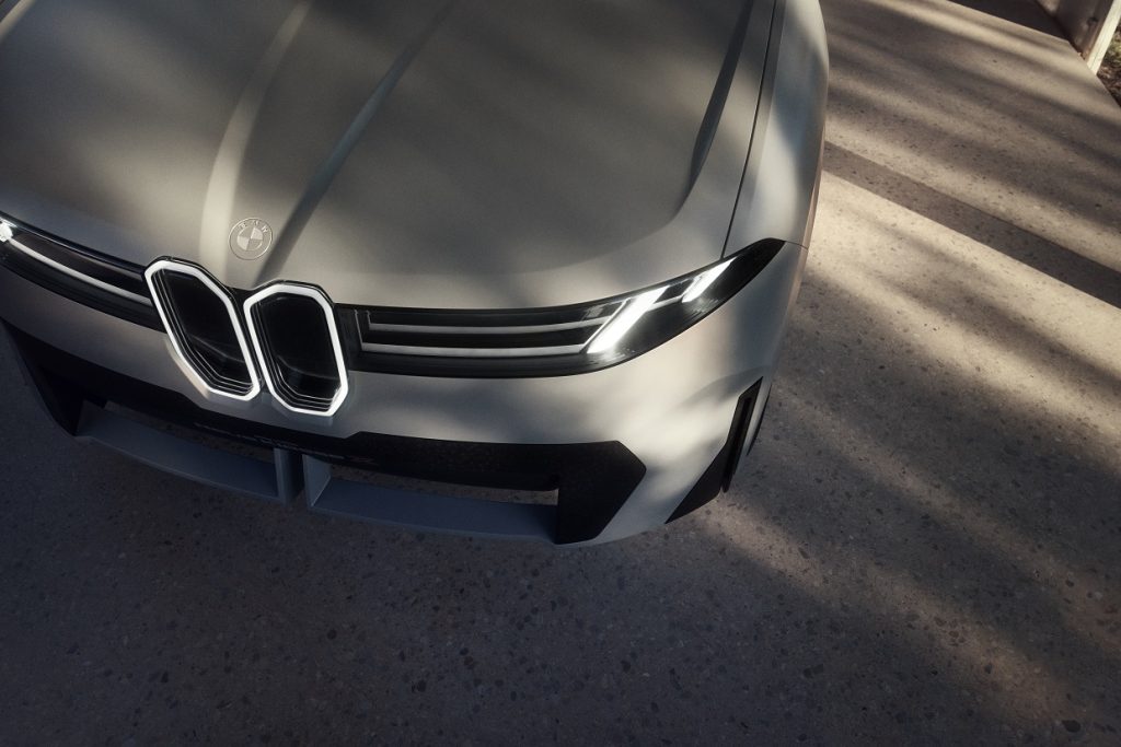 Mit der Einführung der NEUEN KLASSE beginnt für BMW ein neues Kapitel der Mobilität – geprägt von elektrischer Performance, digitaler Intelligenz und einem ganzheitlichen Designverständnis. Die neue Fahrzeuggeneration steht für wegweisende Technologien und nachhaltige Innovationen, die den Kern der Marke BMW neu definieren -  Vision wird zur Serie