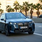 Der neue BMW iX ist nicht nur effizienter und leistungsstärker, sondern bietet ein rundum aufgewertetes Erlebnis – elektrisches Fahren auf höchstem Niveau, seriennah produziert in Dingolfing, dem Leitwerk für E-Mobilität bei BMW.