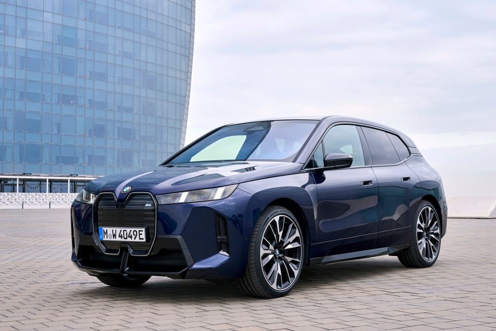 Next Level E-Mobility: Der neue BMW iX Der überarbeitete BMW iX markiert den nächsten Schritt in der E-Mobilität: vollelektrisch, effizienter und digitaler denn je. Mit bis zu 701 km Reichweite (WLTP), modernster Batterietechnologie und innovativer Effizienzoptimierung setzt er neue Maßstäbe in seinem Segment – und verbindet nachhaltige Performance mit progressivem Design.