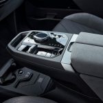 Der neue BMW iX ist nicht nur effizienter und leistungsstärker, sondern bietet ein rundum aufgewertetes Erlebnis – elektrisches Fahren auf höchstem Niveau, seriennah produziert in Dingolfing, dem Leitwerk für E-Mobilität bei BMW.