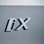 Der neue BMW iX ist nicht nur effizienter und leistungsstärker, sondern bietet ein rundum aufgewertetes Erlebnis – elektrisches Fahren auf höchstem Niveau, seriennah produziert in Dingolfing, dem Leitwerk für E-Mobilität bei BMW.