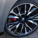 Der neue BMW iX ist nicht nur effizienter und leistungsstärker, sondern bietet ein rundum aufgewertetes Erlebnis – elektrisches Fahren auf höchstem Niveau, seriennah produziert in Dingolfing, dem Leitwerk für E-Mobilität bei BMW.