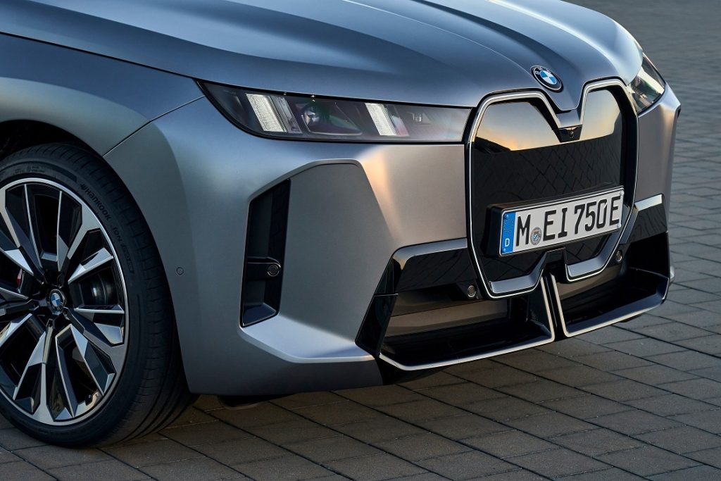 Design und Interieur auf einem Niveaut – im BMW iX vereint sich beides zu einem starken Gesamtauftritt. Exterieur – ausdrucksstark & sportlich: BMW Niere mit Iconic Glow (optional), LED-Scheinwerfer,  M Sportpaket für noch dynamischeren Auftritt 💡 Innenraum – luxuriös & digital: Hochwertige Materialien für modernes Premium-Ambiente,  M Interieur mit Sportsitzen & M Lenkrad (optional), BMW Live Cockpit Professional 