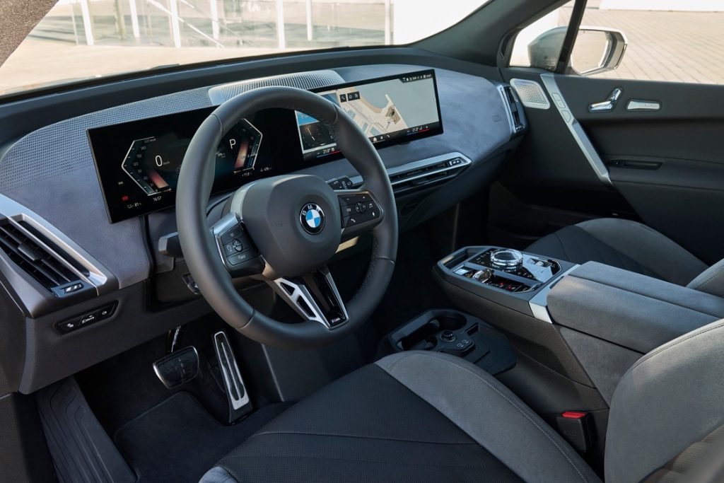 Design und Interieur auf einem Niveaut – im BMW iX vereint sich beides zu einem starken Gesamtauftritt. Innenraum – luxuriös & digital: Hochwertige Materialien für modernes Premium-Ambiente,  M Interieur mit Sportsitzen & M Lenkrad (optional), BMW Live Cockpit Professional 