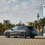 Der neue BMW iX ist nicht nur effizienter und leistungsstärker, sondern bietet ein rundum aufgewertetes Erlebnis – elektrisches Fahren auf höchstem Niveau, seriennah produziert in Dingolfing, dem Leitwerk für E-Mobilität bei BMW.