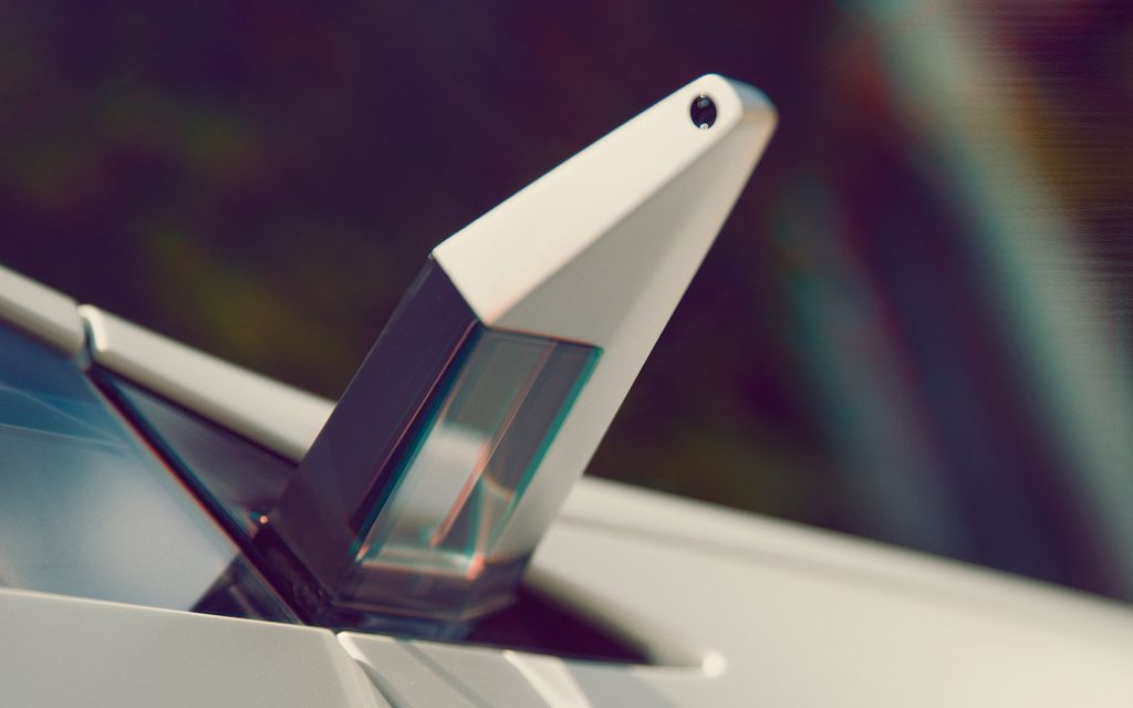 Detailaufnahme einer Dachkamera oder eines Sensors auf einem weißen Auto.