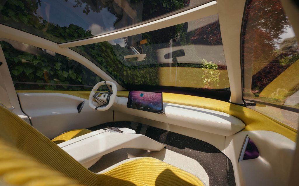 Futuristischer Autoinnenraum mit Panoramadach, gelben Sitzen und großem Display auf dem Armaturenbrett.
