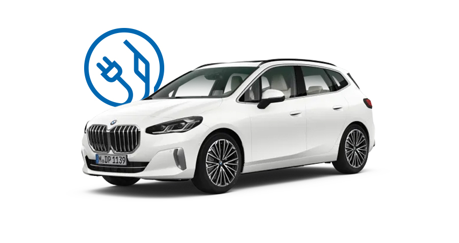 Weißer BMW 2er Active Tourer Plug-in-Hybrid vor weißem Hintergrund mit Symbol für Elektro- und Kraftstoffantrieb im Hintergrund