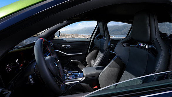 Blick durch das Seitenfester des Fahrers ins Cockpit des BMW 3er Limousine M Automobils mit Sportsitzen