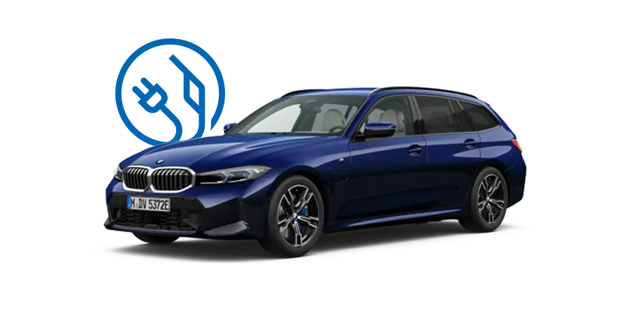 Blauer BMW 3er Touring Plug-in-Hybrid vor weißem Hintergrund mit Symbol für Elektro- und Kraftstoffantrieb im Hintergrund