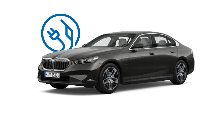 Graue BMW 5er Limousine Plug-in-Hybrid vor weißem Hintergrund mit Symbol für Elektro- und Kraftstoffantrieb im Hintergrund