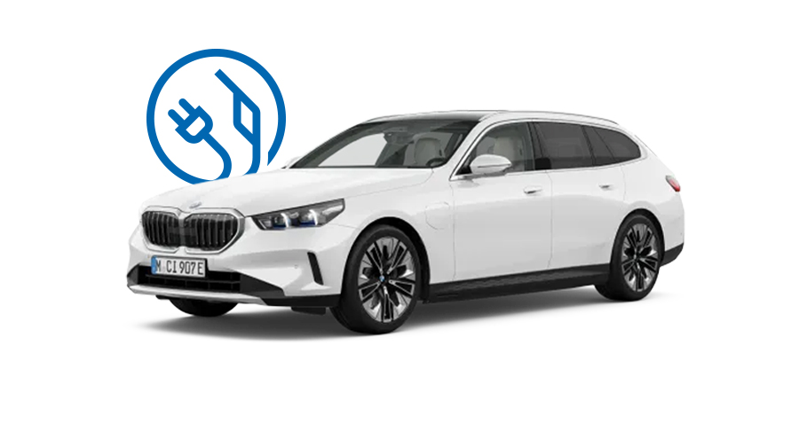 Weißer BMW 5er Touring Plug-in-Hybrid vor weißem Hintergrund mit Symbol für Elektro- und Kraftstoffantrieb im Hintergrund