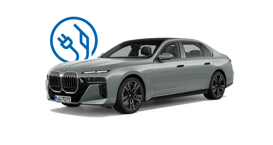 Graue BMW 7er Limousine Plug-in-Hybrid vor weißem Hintergrund mit Symbol für Elektro- und Kraftstoffantrieb im Hintergrund