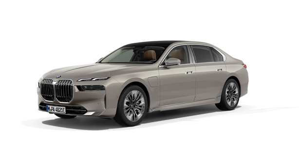 BMW 7er Limousine PHEV in der Farbe hellgrau als Neuwagen in Frontansicht ohne Hintergrund