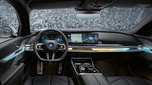 Cockpit der BMW 7er Limousine Plug-in-Hybrid mit großem Curved-Display und Ambiente-Beleuchtung.