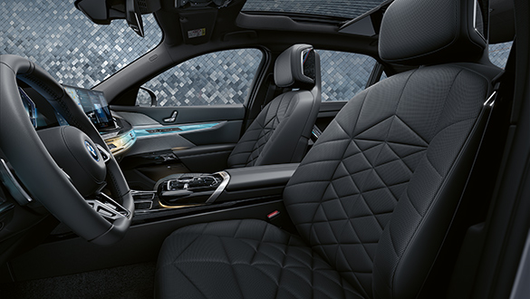 Vordersitze der BMW 7er Limousine Plug-in-Hybrid mit schwarzem Leder und Rautensteppung.