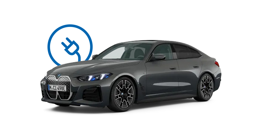 Dunkelgrauer BMW i4 vor weißem Hintergrund mit E-Auto-Symbol im Hintergrund