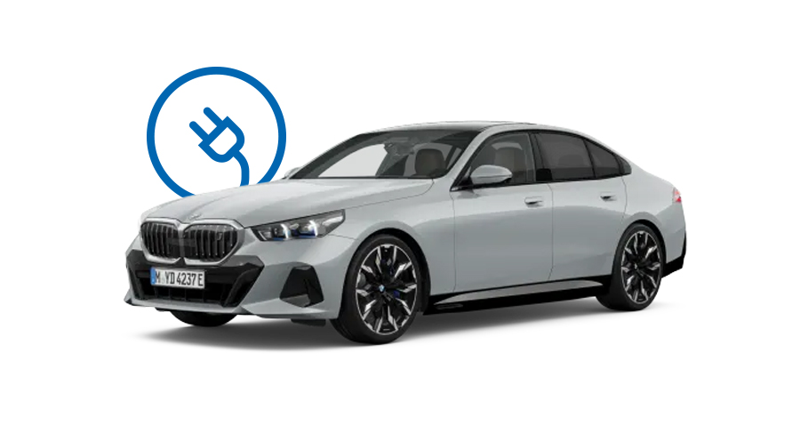 Helle BMW i5 Limousine vor weißem Hintergrund mit E-Auto-Symbol im Hintergrund