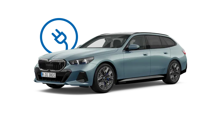 Hellblauer BMW i5 Touring vor weißem Hintergrund mit E-Auto-Symbol im Hintergrund