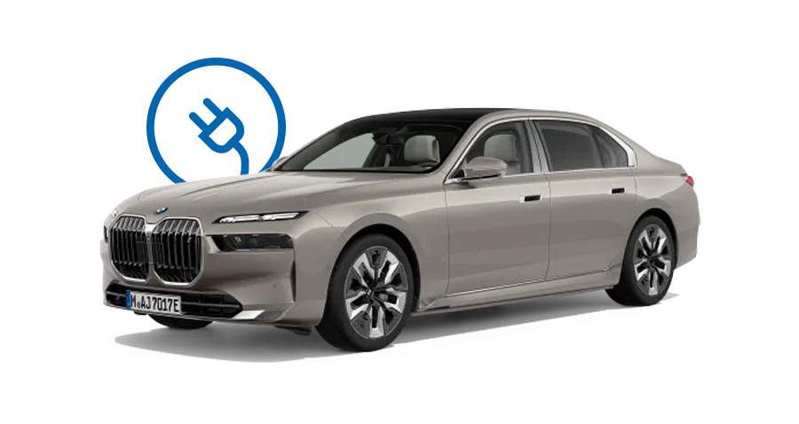 Hellblauer BMW i5 Touring vor weißem Hintergrund mit E-Auto-Symbol im Hintergrund