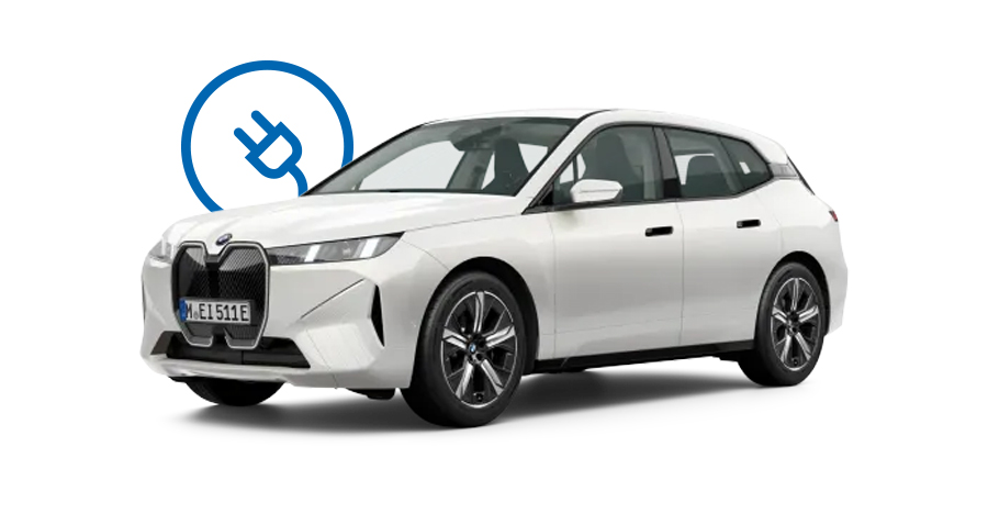 Weißer BMW iX vor weißem Hintergrund mit E-Auto-Symbol im Hintergrund