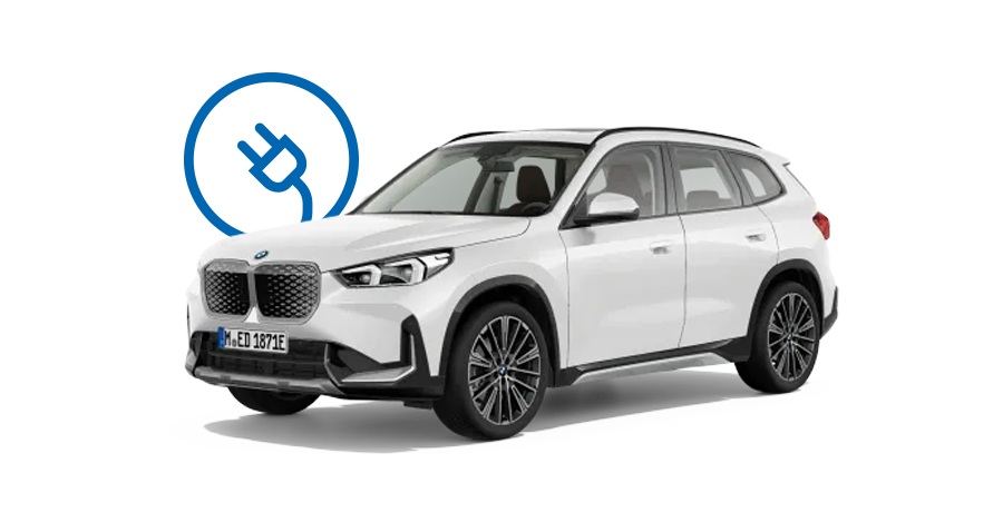 Weißer BMW iX1 vor weißem Hintergrund mit E-Auto-Symbol im Hintergrund