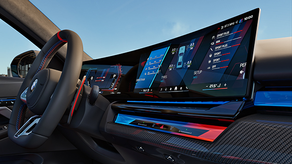 Nahaufnahme auf Lenkrad und BMW Curved Display in der BMW M5 Limousine