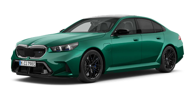 BMW M5 Limousine in der Farbe Grün als Neuwagen in Frontansicht ohne Hintergrund