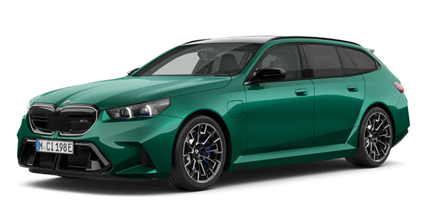 BMW M5 Touring in der Farbe Grün als Neuwagen in Frontansicht ohne Hintergrund