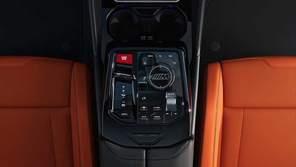 Nahaufnahme der Mittelkonsole eines BMW M5 Touring mit M Multifunktionssitzen