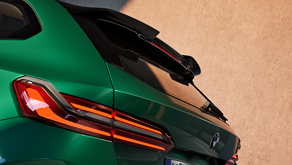 Nahaufnahme der linken LED Heckleuchte eines BMW M5 Touring in der Farbe Grün