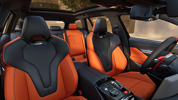 Innenraum des BMW M5 Touring mit M Multifunktionssitzen in den Farben Orange und Schwarz und Panorama Glasdach