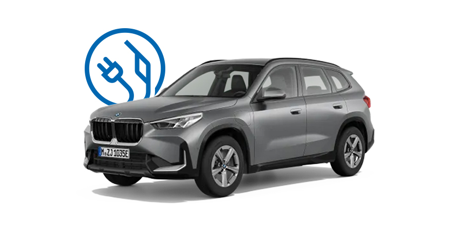 Grauer BMW X1 Plug-in-Hybrid vor weißem Hintergrund mit Symbol für Elektro- und Kraftstoffantrieb im Hintergrund