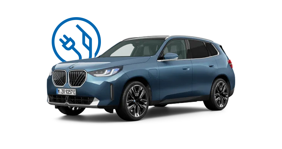 Blauer BMW X3 Plug-in-Hybrid vor weißem Hintergrund mit Symbol für Elektro- und Kraftstoffantrieb im Hintergrund