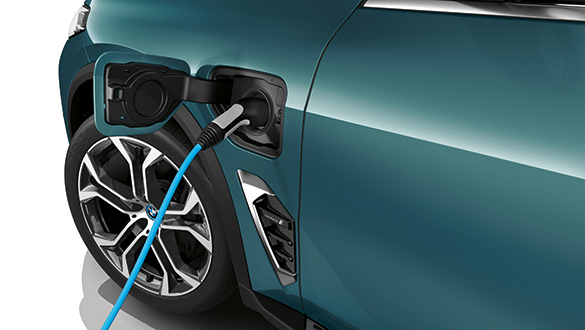 BMW X5 wird über Ladekabel an Ladesäule angeschlossen.