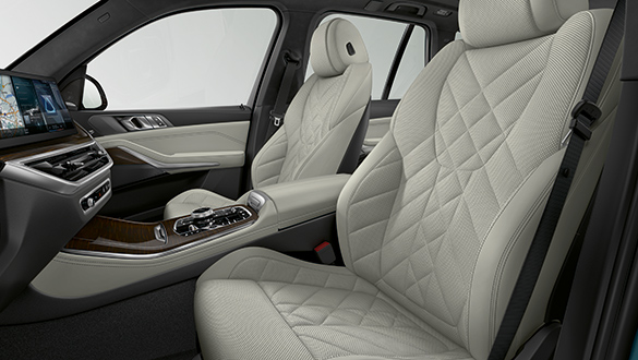 Vordersitze mit hellem Leder und Rautenmuster im BMW X5.