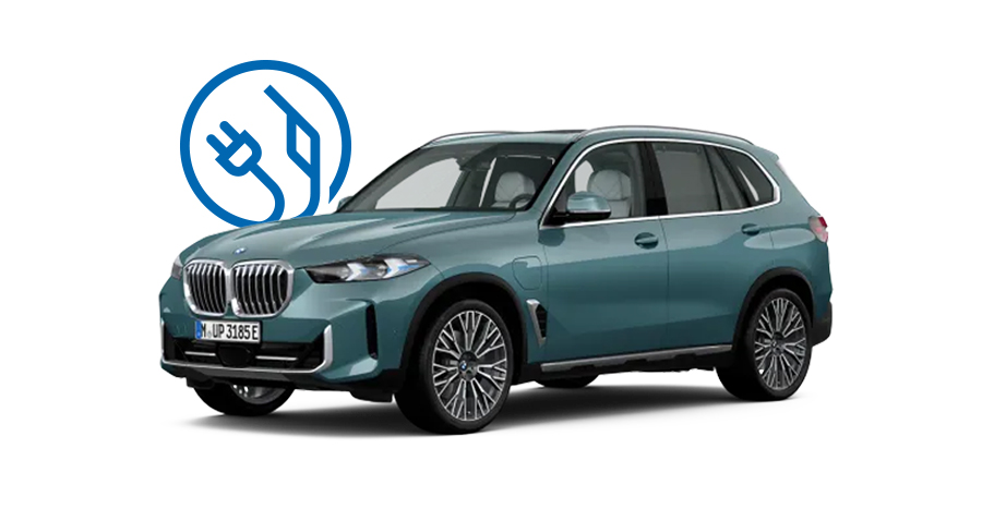 Blauer BMW X5 Plug-in-Hybrid vor weißem Hintergrund mit Symbol für Elektro- und Kraftstoffantrieb im Hintergrund