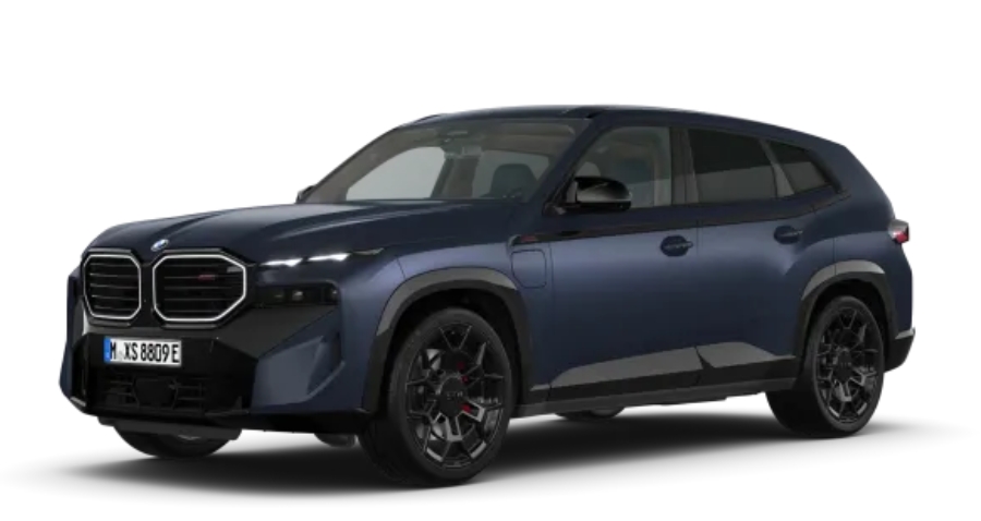Dunkelblauer BMW XM vor weißem Hintergrund.