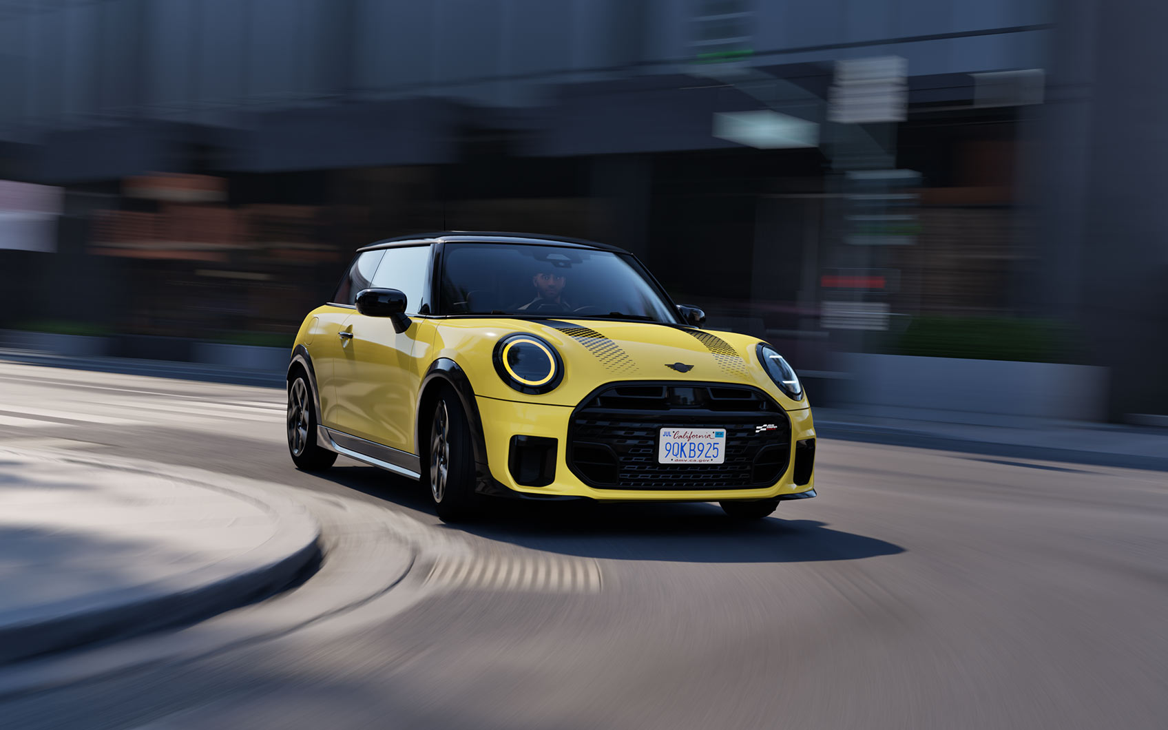 Gelber Mini Cooper fährt durch eine Kurve in der Stadt bei Tageslicht.