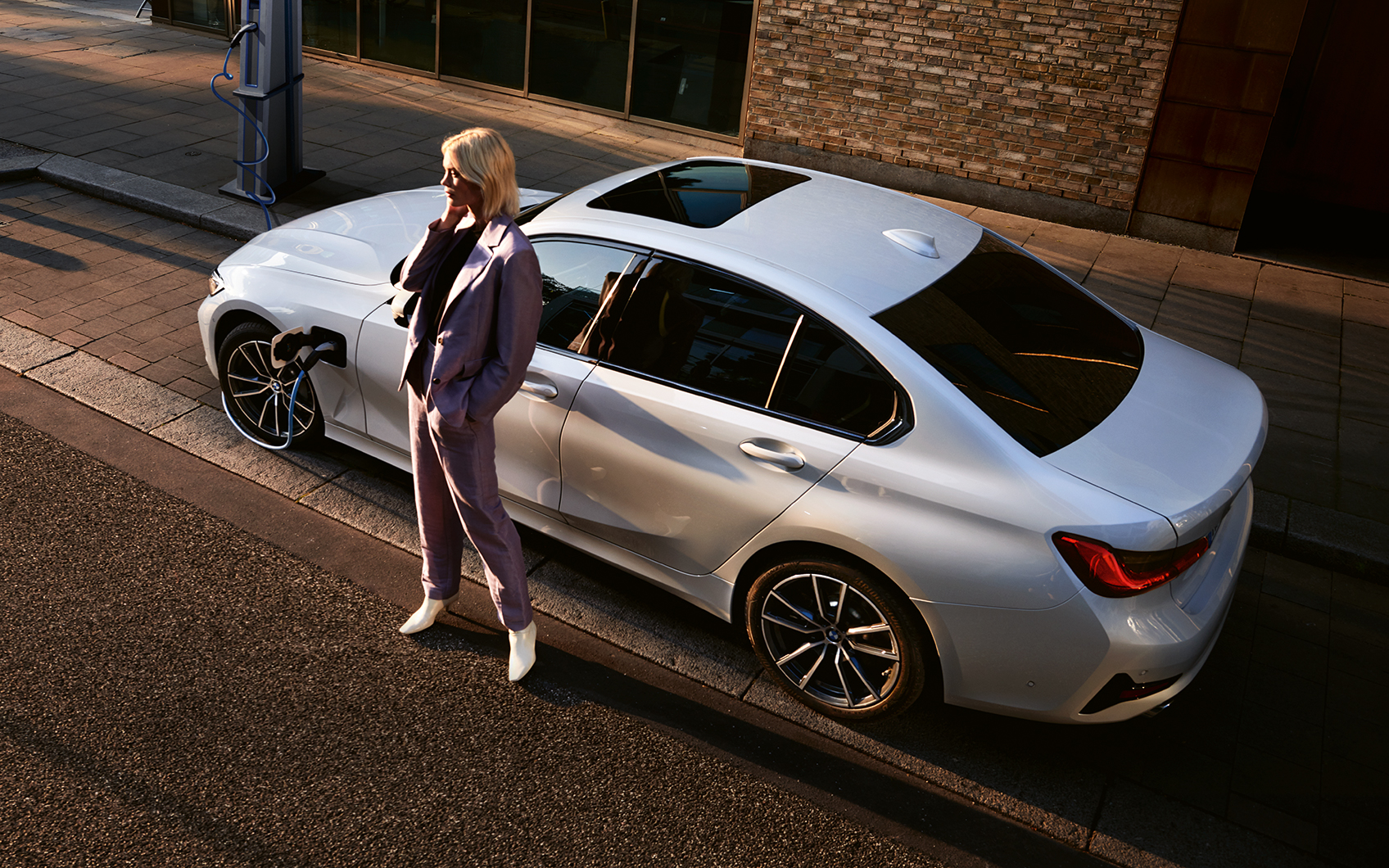BMW-3er-limousine-phev-frau-in-stadt-teaser