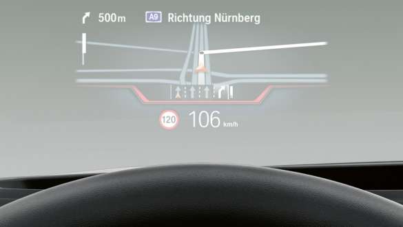 Head-Up Display im BMW 3er Limousine PHEV zeigt Navigationsanweisung und Geschwindigkeit