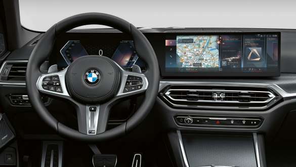 Interieur des BMW 3er Limousine PHEV mit Lederlenkrad und digitalem BMW Curved Display
