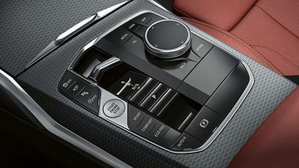 Detailansicht der Mittelkonsole und Bedienelemente in BMW 3er Limousine PHEV