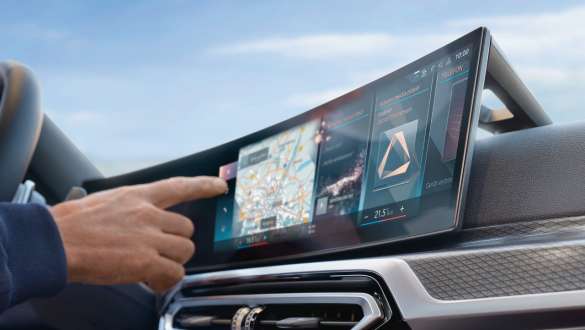 BMW 3er Limousine PHEV Innenraum, Fokus auf Bedienung des BMW Curved Display mit Touchscreen