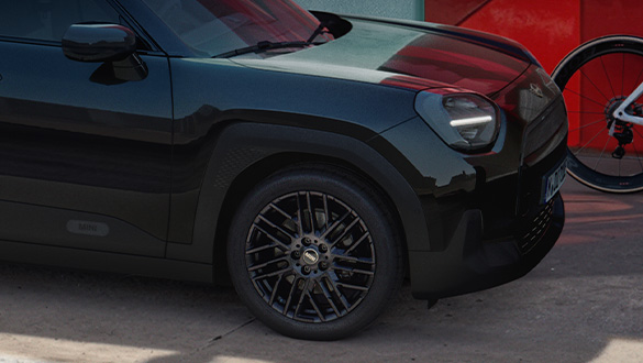 Detailansicht des schwarzen MINI Aceman mit Fokus auf die Reifen.