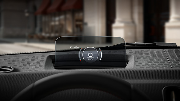 Detailansicht vom Innenraum eines schwarzen MINI Cooper 5-Türers mit Fokus auf das Display.